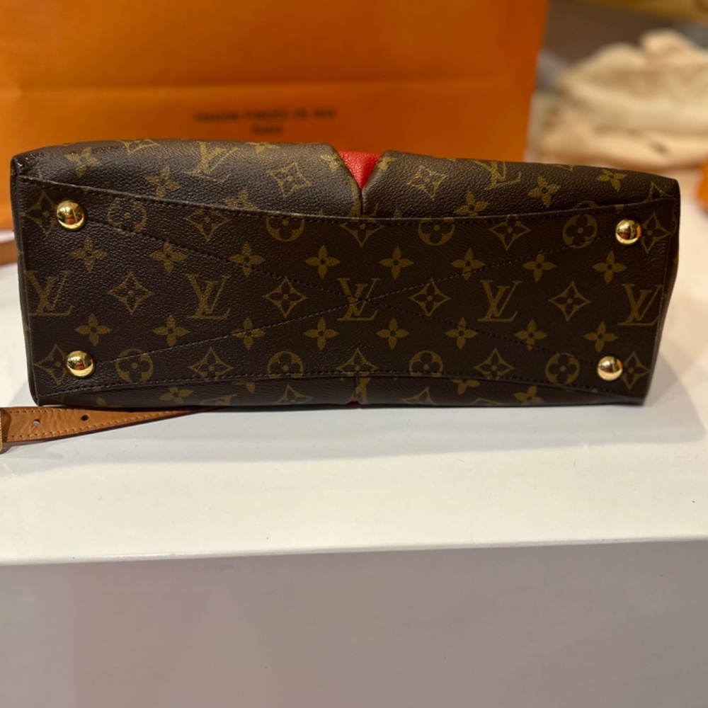 Louis Vuitton - Picture 4 of 5